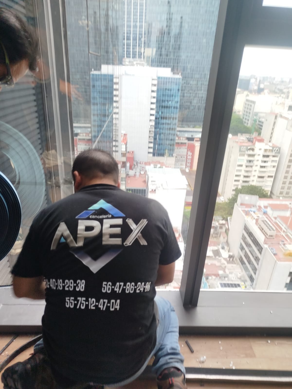 Personal técnico de Cancelería APEX en instalación corporativa